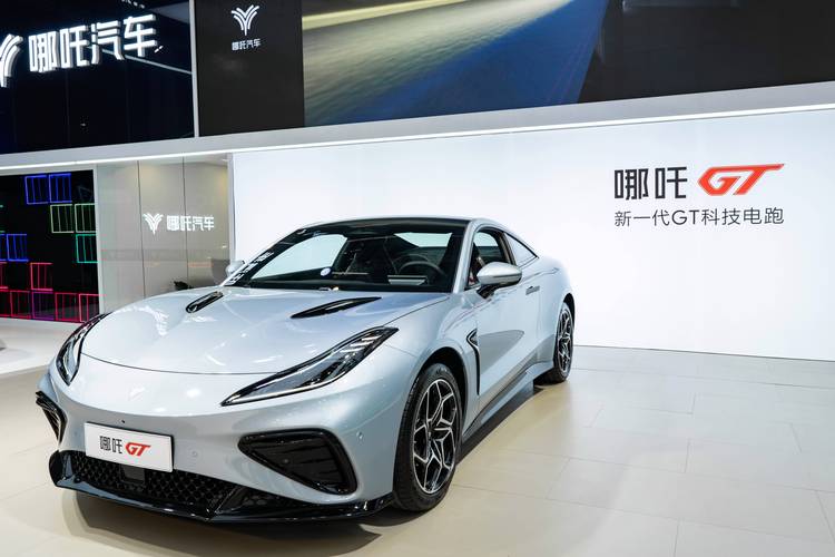 惠州131哪吒汽车在智能汽车领域的表现，领途汽车在新能源汽车市场中的影响力